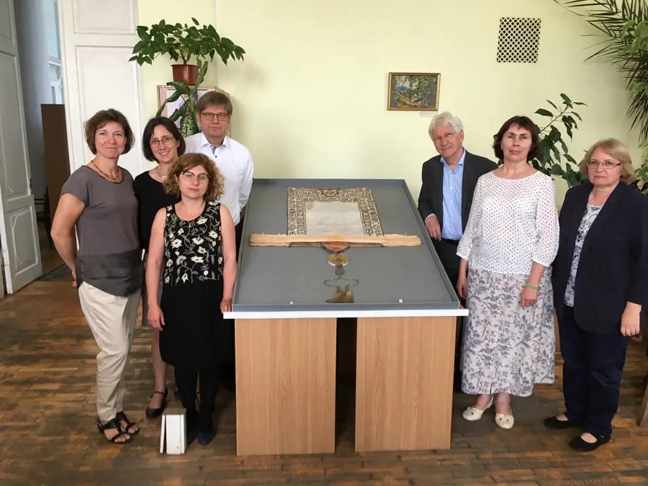 Gruppenbild der Mitglieder der deutsch-ukrainischen Forschergruppe mit der Zarenurkunde. 