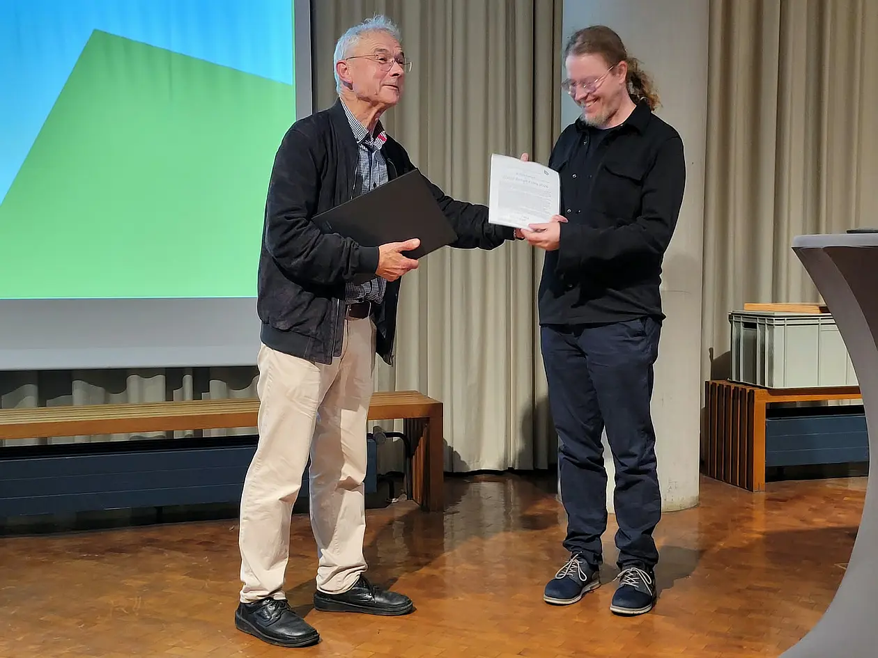 Dr. Klaus Rehfeld (links) und Dr. Chris Baumann bei der Überreichung der Urkunde.