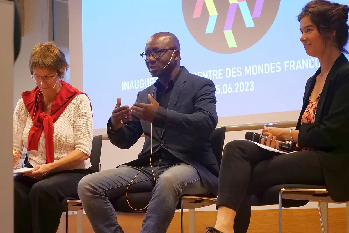 Françoise Dorison, Wilfried N'Sondé und Ariane Batou-To Van sitzen diskutierend nebeneinander