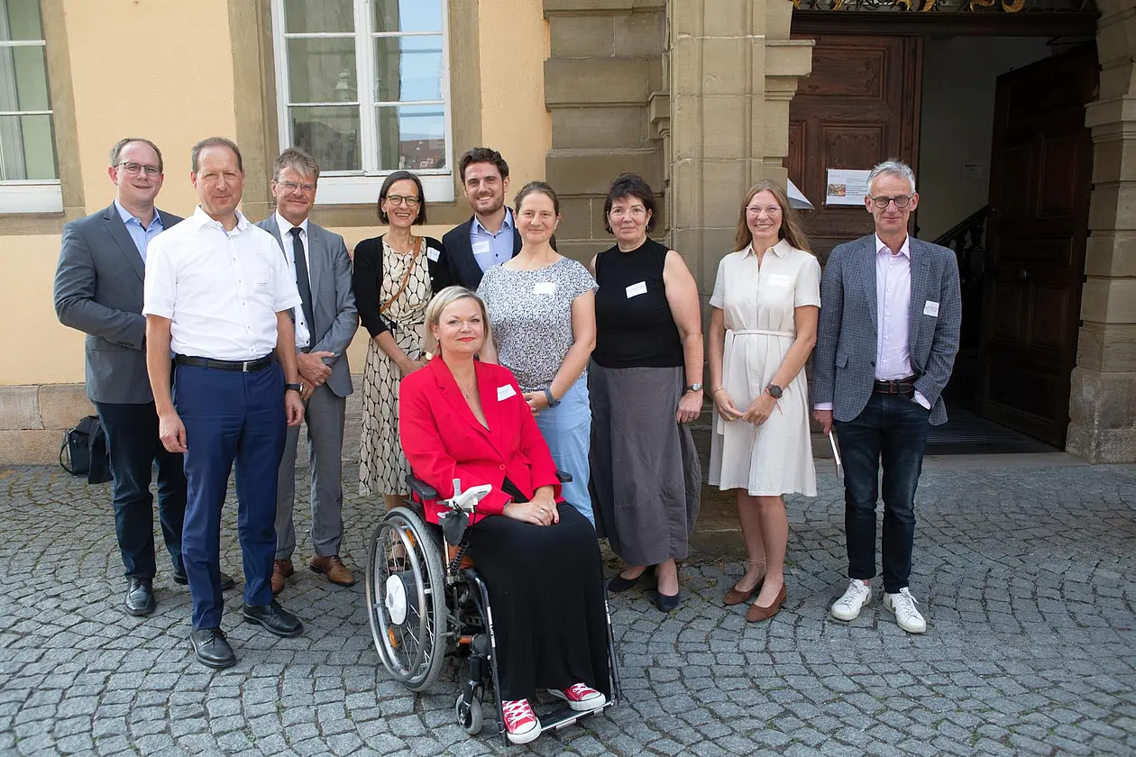 Gruppenbild der Vortragenden, aufgestellt vor der Alten Aula