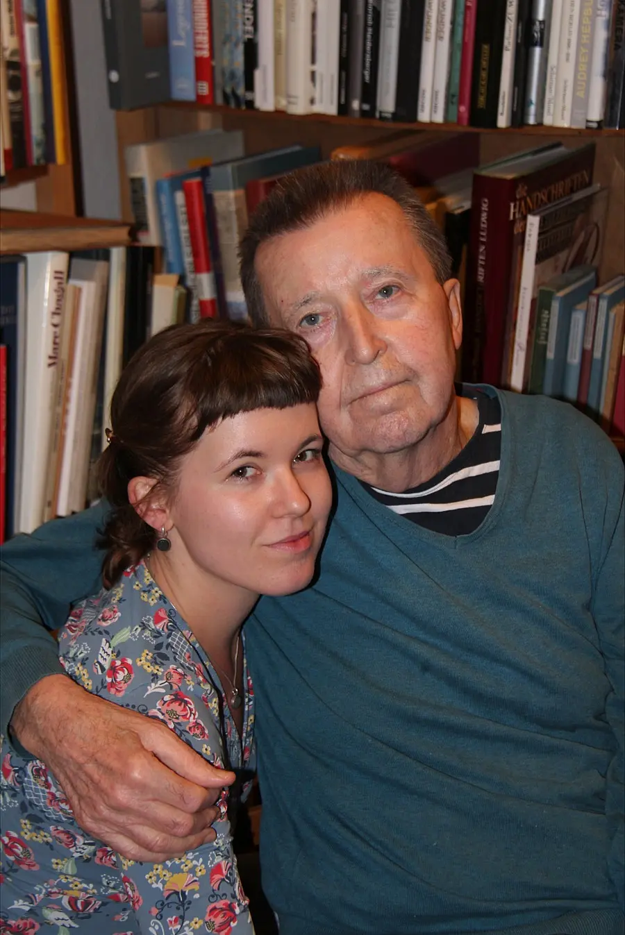 Porträtfoto von Isolde Sellin und ihrem Vater vor einem Bücherregal