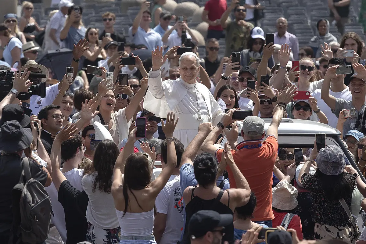 Papst Leo fährt in seinem Papamobil durch eine Menschenmenge, die ihm zujubelt.