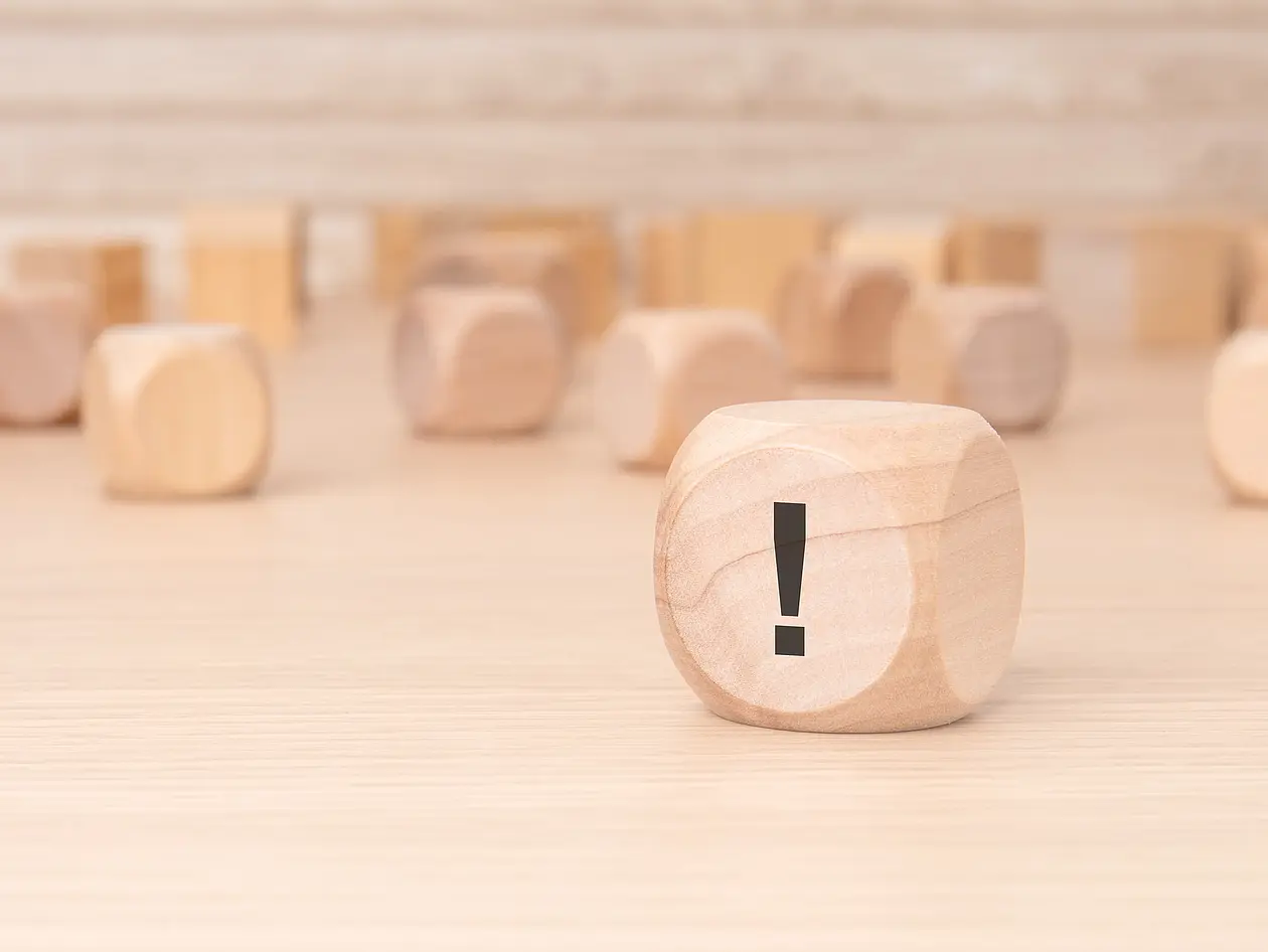 Kachelbild, das vor neutralen Holzwürfeln einen Würfel mit einem Ausrufezeichen darstellt (Link zur Seite Awareness)