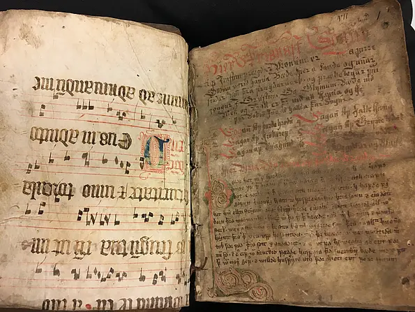 Kaleidoscopic manuscripts: AM 471 4to, Stofnun Árna Magnússonar, Reykjavík. The binding is from a Latin hymnal, fol. 1r combines 17th century titles with the beginning of the 15th century Þórðar saga hreðu.