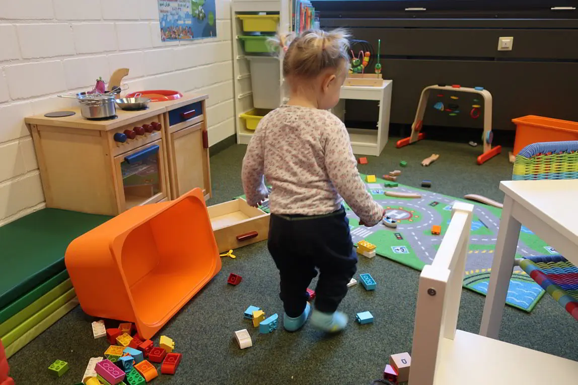 Spielendes Kind im Familienzimmer im Brechtbau.