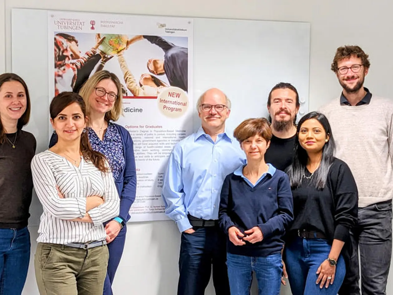Gruppenbild des Abteilungsteams Population-Based Medicine. Es sind fünf Frauen und drei Männer zu sehen.