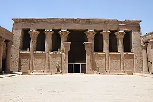 Der Tempel von Edfu, Fassade der Hypostylhalle, © Heidelberger Akademie der Wissenschaften, „Der Tempel als Kanon der religiösen Literatur Ägyptens“, Tübingen, Foto: St. Baumann/J. Tattko.