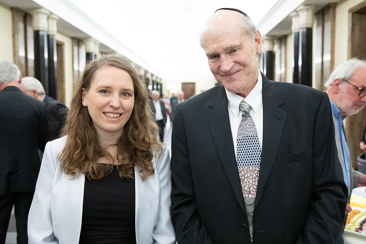 Peter Ochs (rechts) mit Dr. Johanna Jebe (Philosophische Fakultät, Geschichtswissenschaft), die mit dem Dr. Leopold Lucas-NachwuchswissenschaftlerInnenpreis 2023 ausgezeichnet wurde.