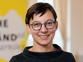 This photo shows Prof. Kira Rehfeld smiling into the camera.
