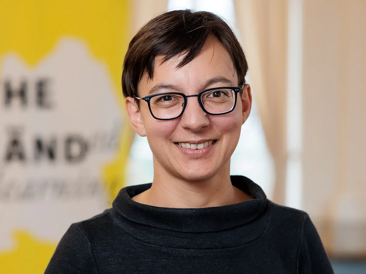Das Foto zeigt Kira Rehfeld die in die Kamera schaut.