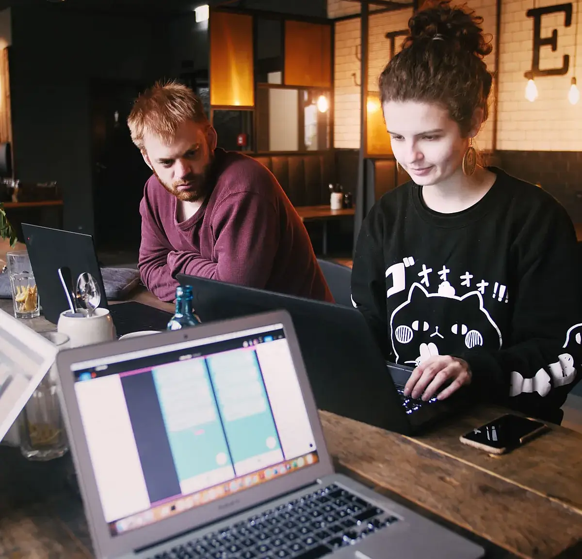 Programmierer Christopher Dilley und Designerin Lea Schumm bei der Arbeit.