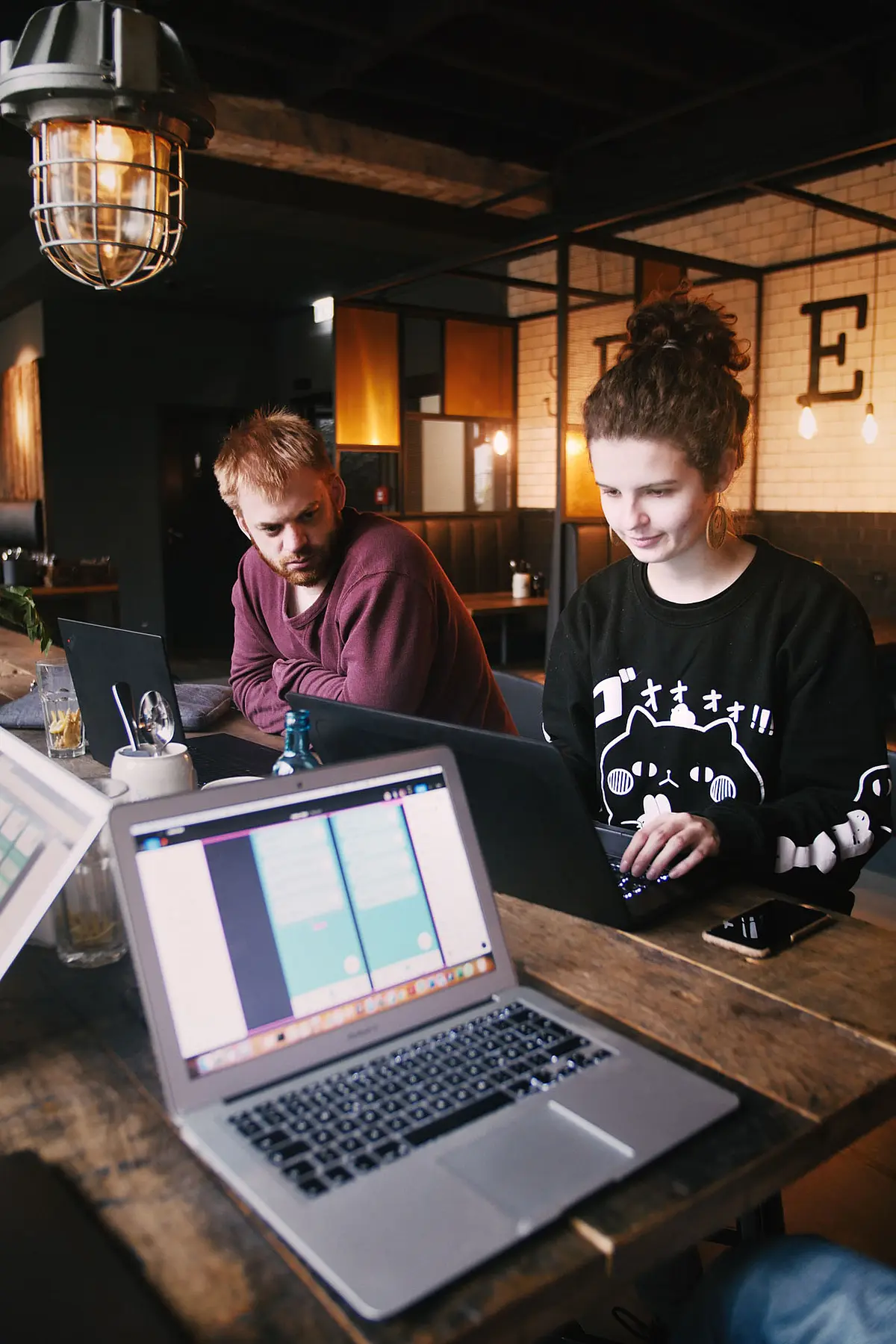 Programmierer Christopher Dilley und Designerin Lea Schumm bei der Arbeit.