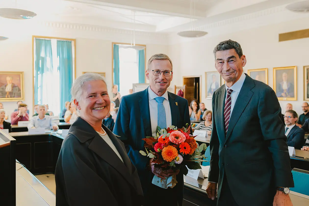 Rektorin Karla Pollmann (links) und Bernhard Sibold (rechts), gratulieren Kanzler Andreas Rothfuß (Mitte) zur Wiederwahl.  