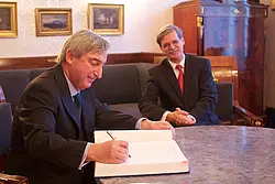 Rafael Dezcallar de Mazarredo, spanischer Botschafter in Berlin, und Rektor Bernd Engler.