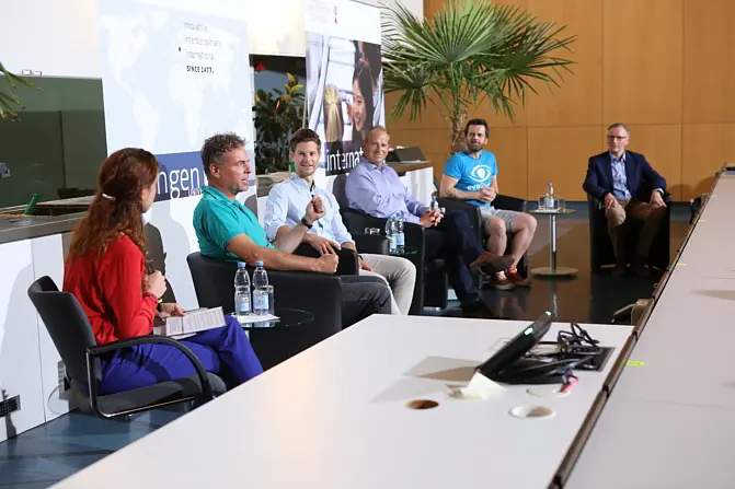 Moderatorin Nicole Köste, Dr. Ingmar Hoerr (CureVac), Dr. Philip Häusser (Ablacon), Dr. Dirk Biskup (CeGat), Dr. Philipp Lies (eye2you) und Prof. Dr. Lars Angenent (Uni Tübingen).