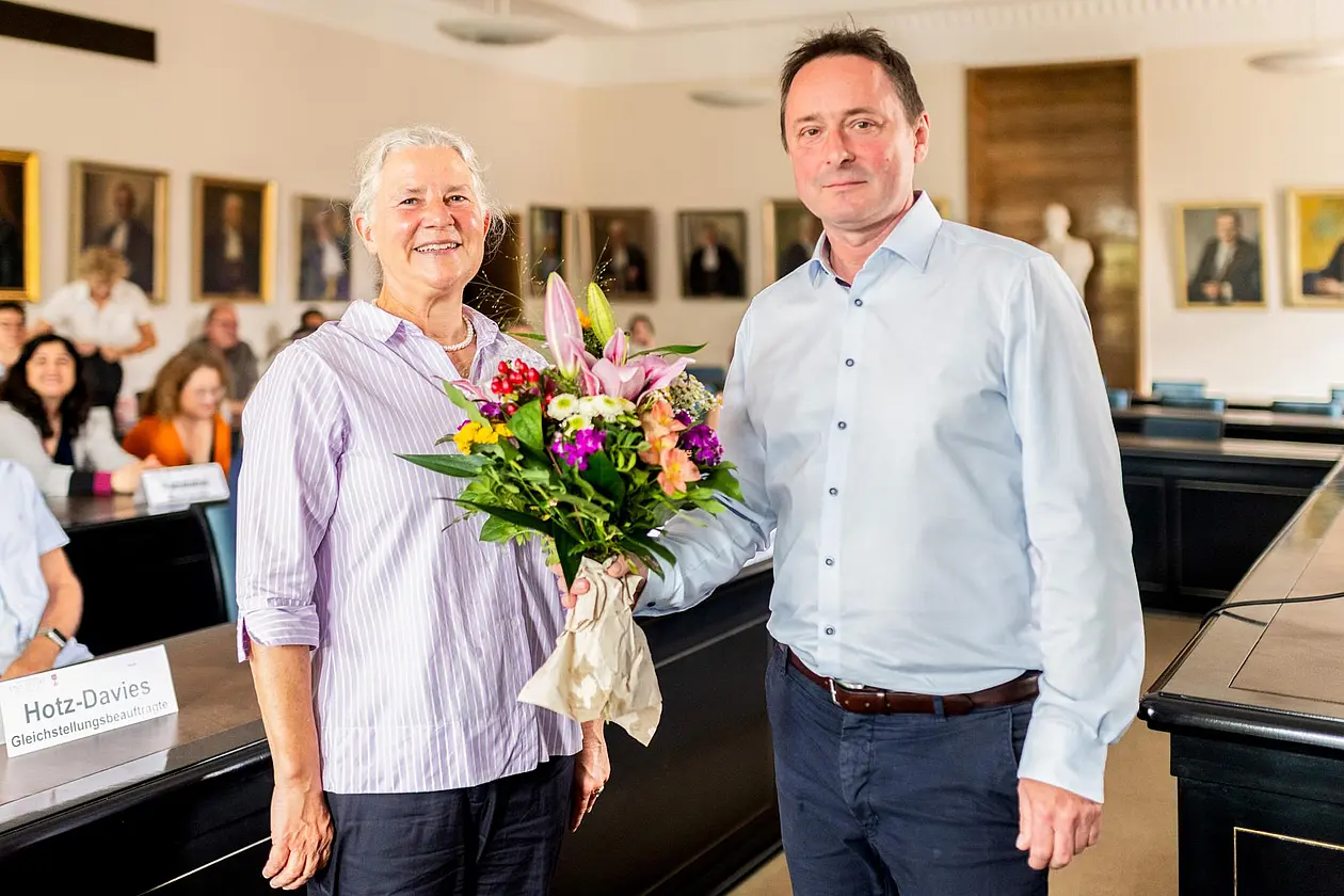 József Fortágh mit Blumenstrauß neben Rektorin Karla Pollmann