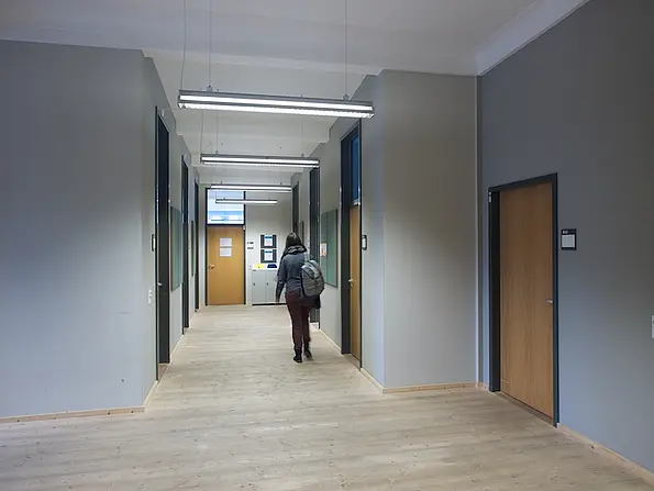 Im obersten Stockwerk befinden sich Mitarbeiterbüros und Seminarräume.