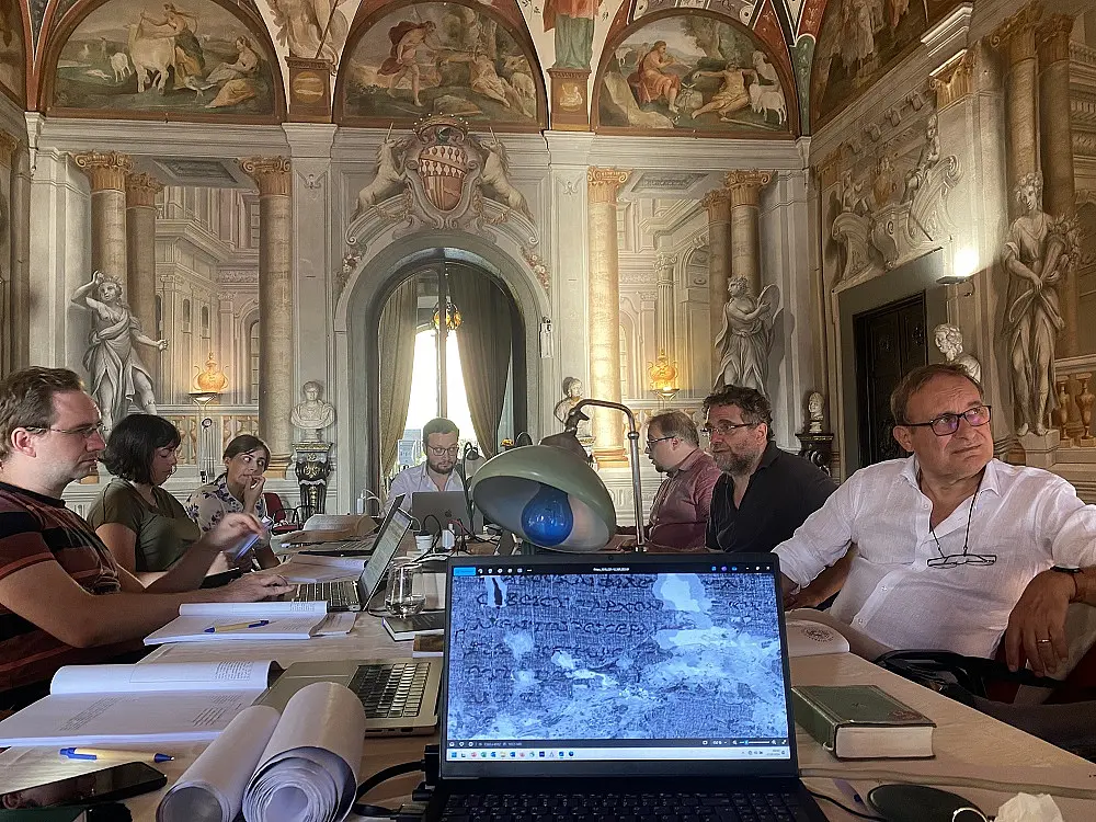 Lückenhafte Texte müssen gedeutet werden. Fachleute für Papyrus-Rollen diskutieren einige Schriften in einem Seminar in Pisa, das von der Uni Tübingen diesen September organisiert wurde.