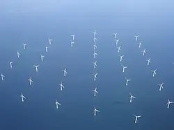 Je nach Wetterlage erreicht die Windgeschwindigkeit hinter Offshore-Parks erst nach zehn bis hundert Kilometern ihren ursprünglichen Wert. Im Projekt WIPAFF untersuchen Forscher die Auswirkungen auf andere Windparks und das örtliche Klima. Foto: KIT