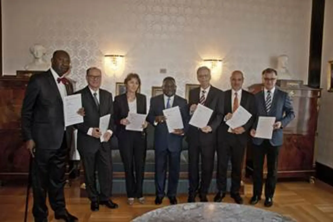 Vertragsunterzeichnung zur neuen Schule für Gesundheitswesen in Gabun, von links: Jean Marie Maguena, Botschafter von Gabun; Prof. Dr. Martin Krönke, Vorsitzender des DZIF; Gabriele Sonntag, Kaufmännische Direktorin Uniklinikum Tübingen; Prof. Dr. Léon Nzouba, Minister für Gesundheitswesen und die Bevölkerung, Gabun; Prof. Dr. Bernd Engler, Rektor der Universität Tübingen; Prof. Dr. Peter Kremsner, Präsident des Verwaltungsrates des CERMEL; Prof. Dr. Markus Müller, Rektor der Medizinischen Universität Wien. Foto: Universität Tübingen