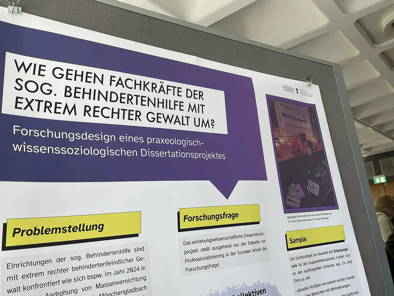 Das Bild zeigt einen Ausschnitt am oberen Rand des Posters "Wie gehen Fachkräfte der sog. Behindertenhilfe mit extrem rechter Gewalt um? Forschungsdesign eines praxeologisch-wissenssoziologischen Dissertationsprojektes. Es hängt an einer Moderationswand. 