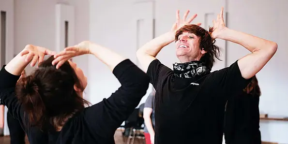 Franzisika Hammer und Friedemann Vogel tanzen.