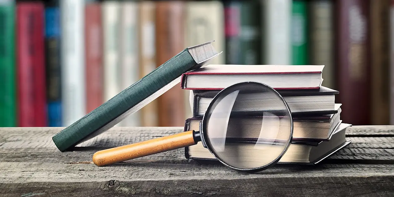 Bücher mit einer Lupe