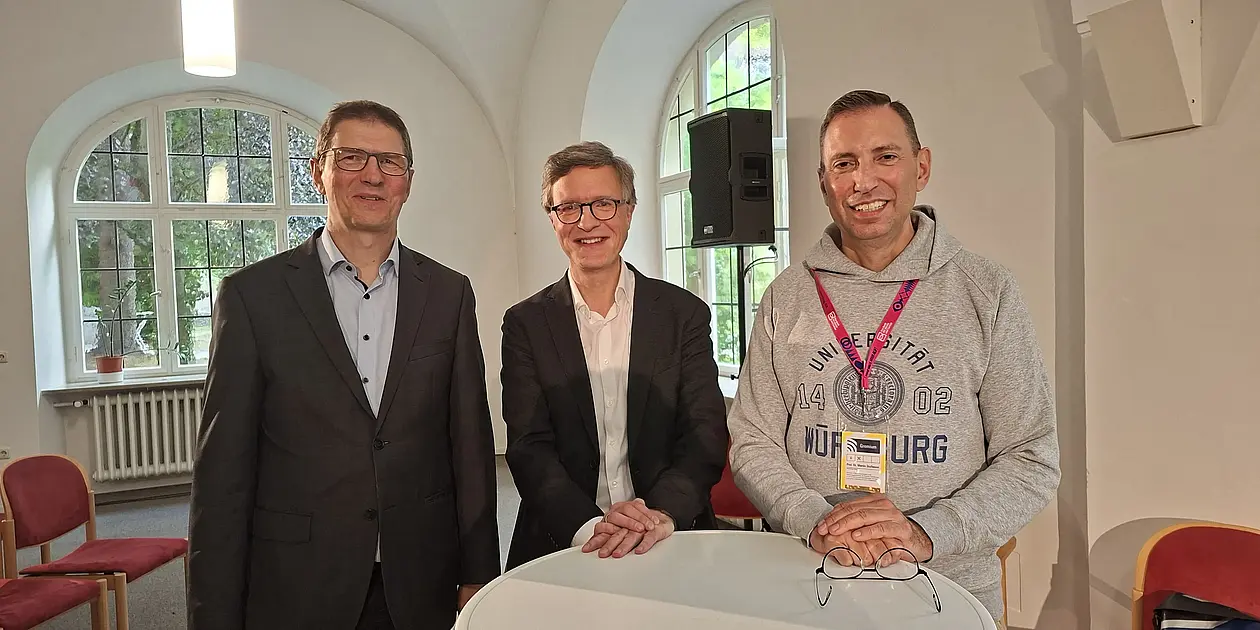 Auf dem Bild stehen von links nach rechts: Johannes Krämer (Diözesanbaumeister, Mainz; im Anzug), Professor Stephan Winter (Professor für Liturgiewissenschaft in Tübingen; im Anzug), Professor Martin Stuflesser (Professor für Liturgiewissenschaft in Würzburg; im Hoodie)