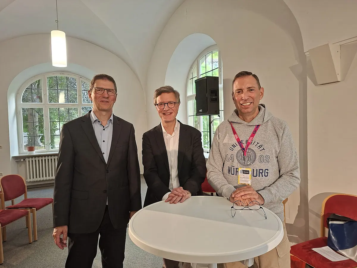 Auf dem Bild stehen von links nach rechts: Johannes Krämer (Diözesanbaumeister, Mainz; im Anzug), Professor Stephan Winter (Professor für Liturgiewissenschaft in Tübingen; im Anzug), Professor Martin Stuflesser (Professor für Liturgiewissenschaft in Würzburg; im Hoodie)