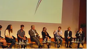 TübAix Masterstudent Daniel Hadwiger am Mikrofon während der Podiumsdiskussion