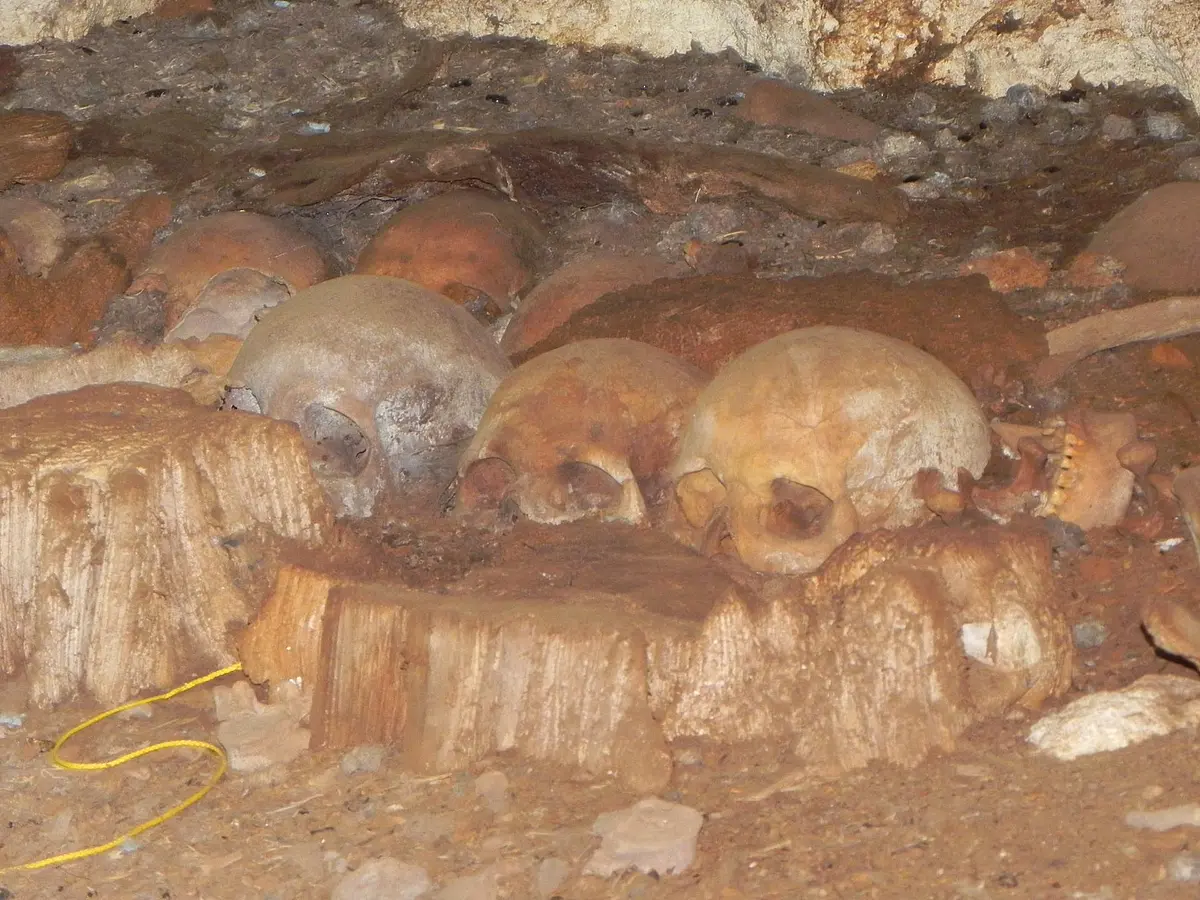Die Fundstelle auf Menorca blieb bis vor wenigen Jahren unberührt. Dort haben vor etwa 4000 Jahren mehrere Generationen ihre Toten deponiert.