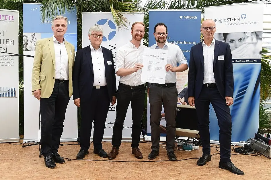 Gruppenbild der Preisträger mit weiteren Honoratioren