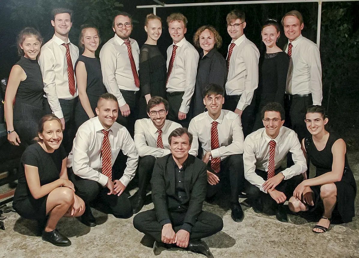Die Camerata Vocalis mit Philipp Amelung (vorne) auf Konzertreise in Horto, Griechenland, 2022