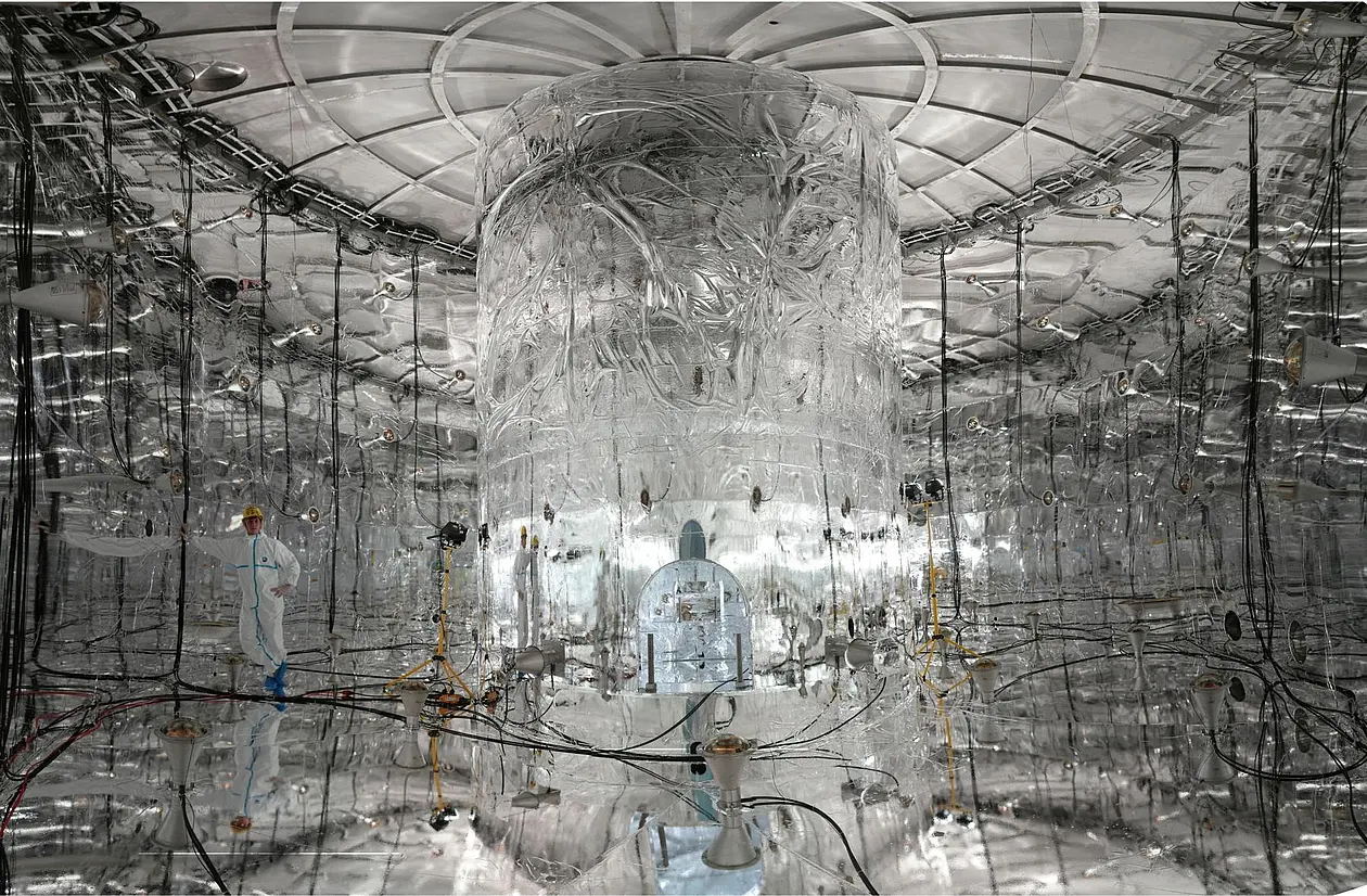 Aufnahme aus einem unbefüllten Wassertank, der mit reflektierender Folie ausgekleidet ist