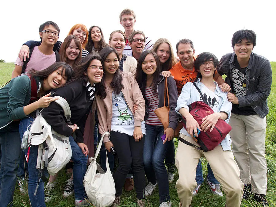 Gruppenbild mit mehreren Studierenden eines Sommerkurses