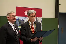 Rektor Professor Dr. Dr. h. c. Bernd Engler (rechts) verleiht die Ehrensenatorenwürde der Universität Tübingen an Dr. Dieter Kurz, Vorsitzender des Stiftungsrates der Carl-Zeiss-Stiftung.
