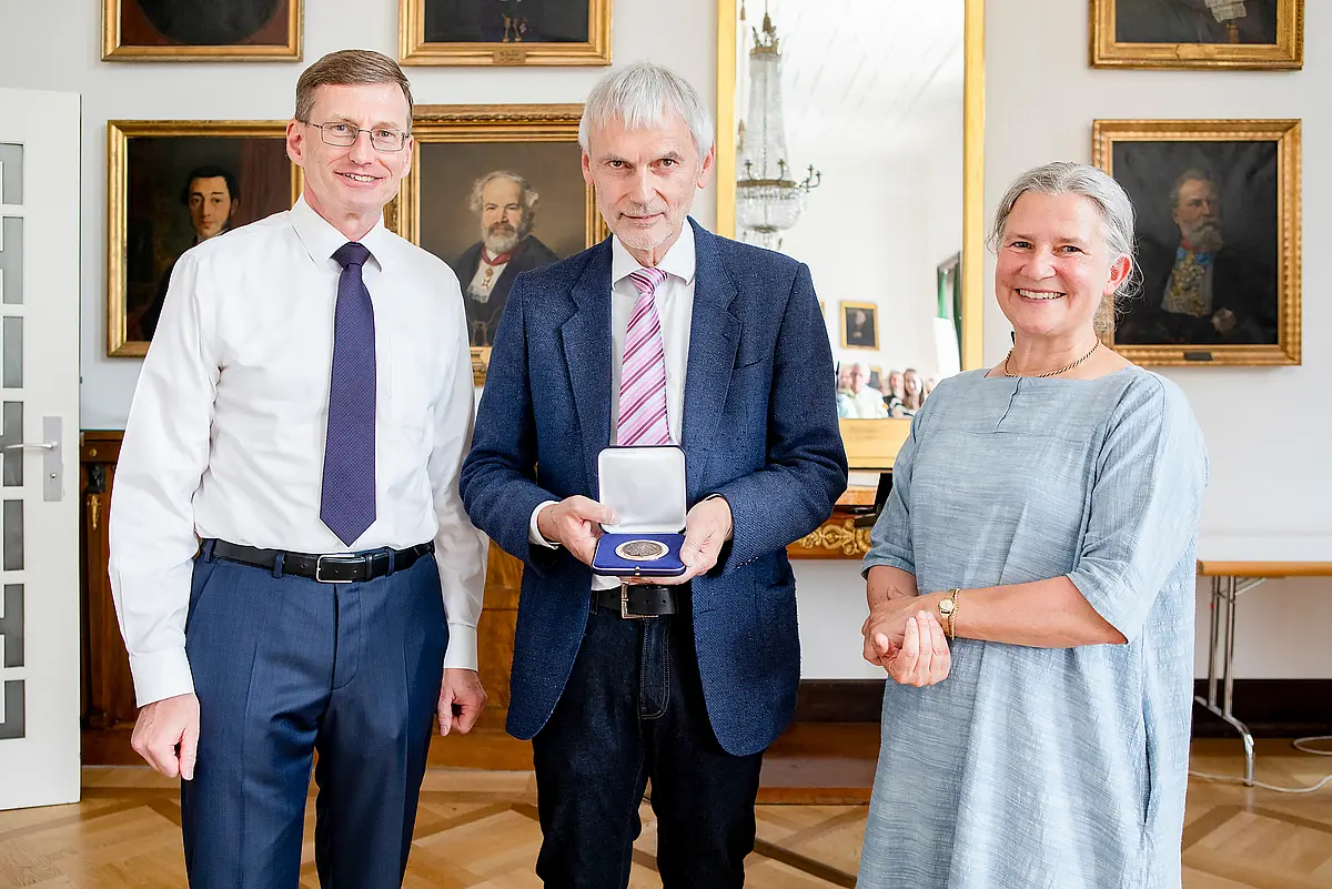 Für seine Verdienste um die Universität Tübingen wurde Gerd Gekeler mit der Universitätsmedaille ausgezeichnet. Links im Bild Kanzler Andreas Rothfuß, rechts Rektorin Karla Pollmann