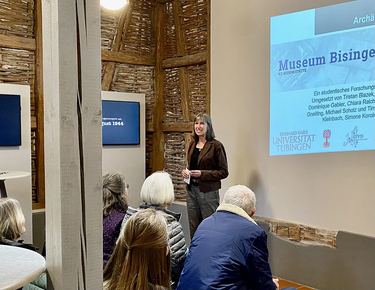 Einführung in die Ausstellung durch Ines Mayer, Vorstandsmitglied des Vereins KZ Gedenkstätte Bisingen.        