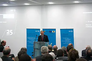 Feier zum 25-jährigen Bestehen des NMIs, am Rednerpult  Institutsleiter Professor Dr. Hugo Hämmerle. Foto: NMI