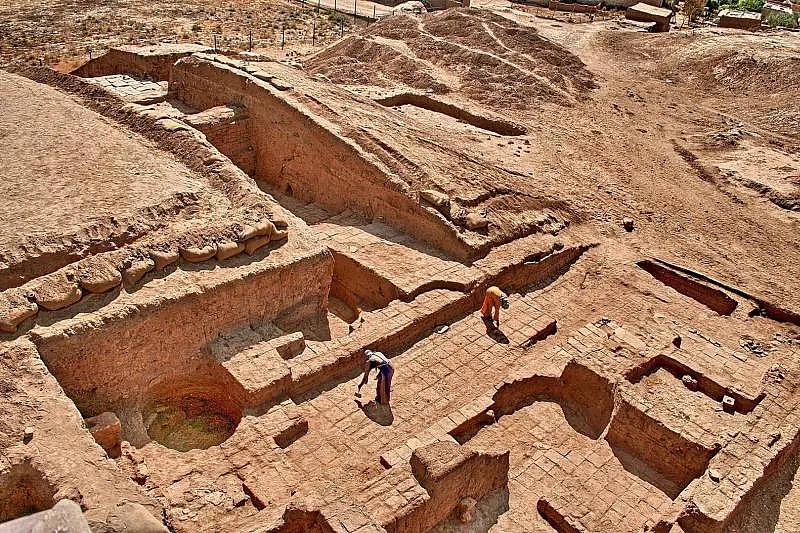 Südflügel des assyrischen Statthalterpalastes (9.-7. Jh. v. Chr.) im Osten der Zitadelle des Tell Halaf. Das Gebäude besteht aus Lehmziegeln. Foto: Günther Mirsch, © Tell Halaf-Projekt.